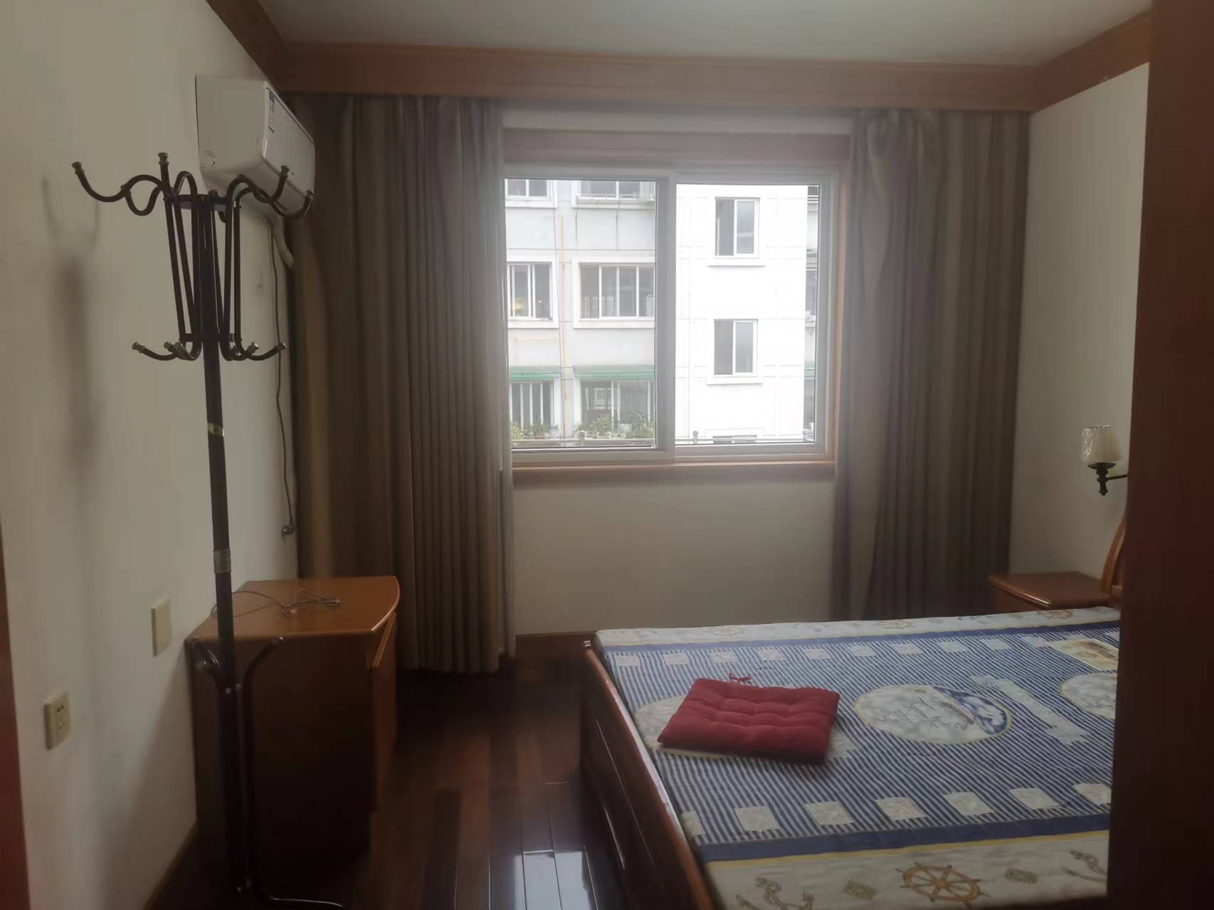 Ǯ������ɽ·���סլ